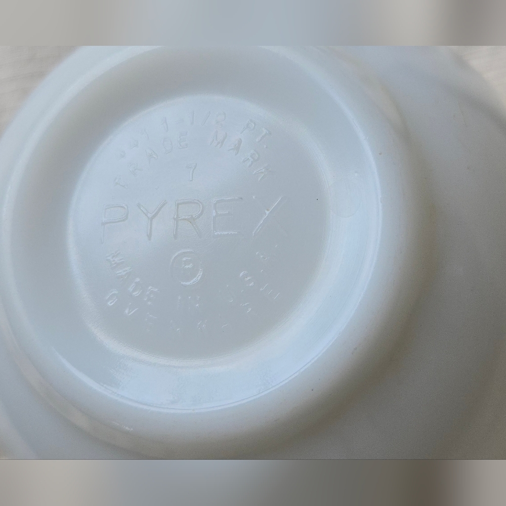 Vintage Pyrex Snowflake Garland mixing bowl - Picture 4 of 6